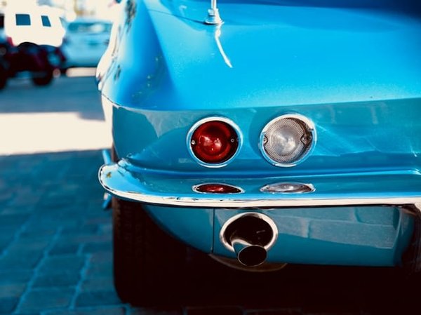 In che modo una corretta manutenzione del sistema di scarico può ridurre le emissioni nocive?